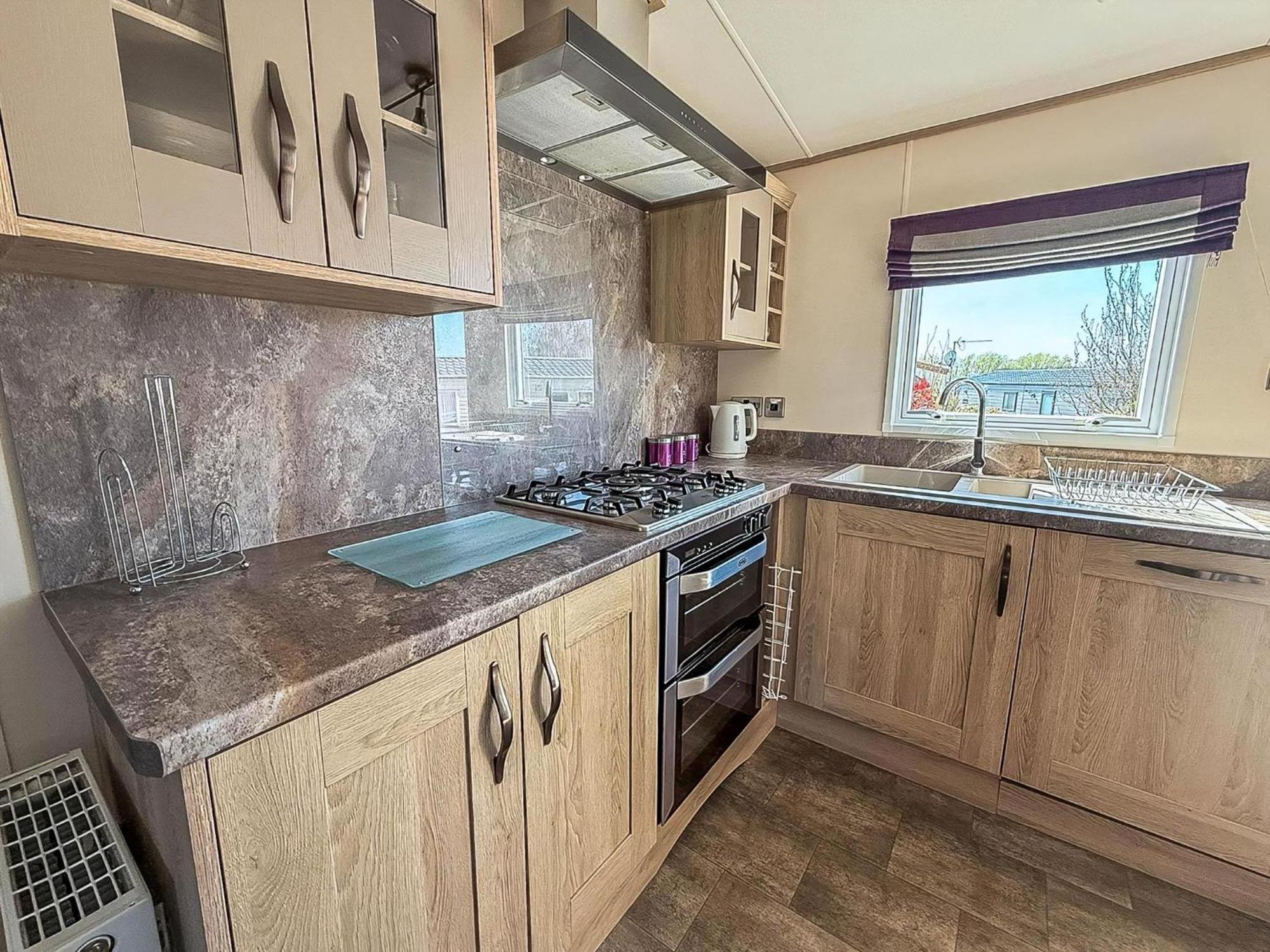 Beautiful Lodge At Manor Park In Hunstanton Ref 23018K Exterior photo